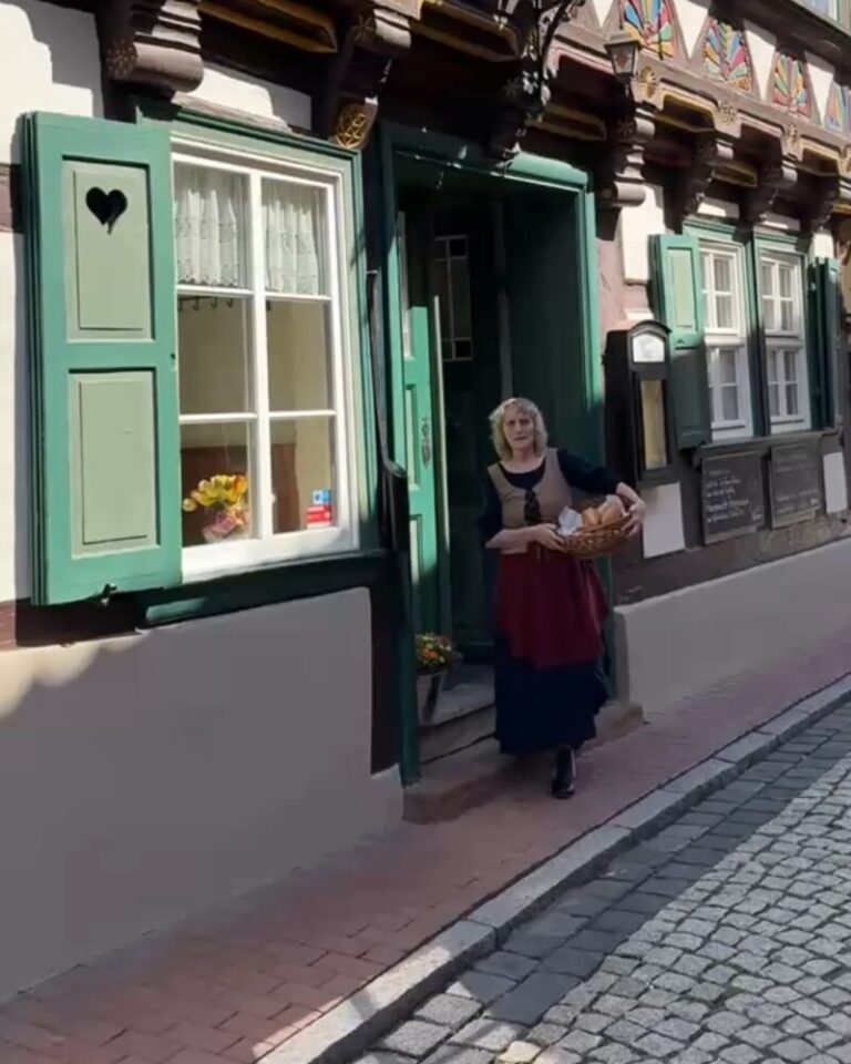 Frau Mansfeld lädt zum Lerchenfest ein